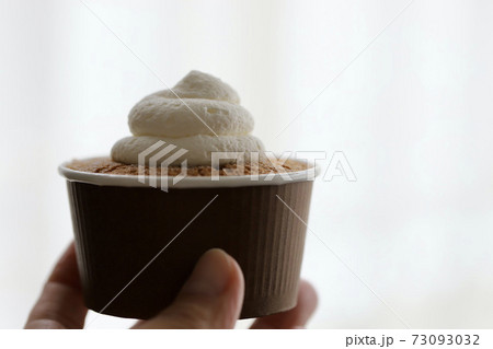 カップケーキを持つ手の写真素材