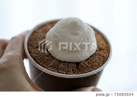 カップケーキを持つ手の写真素材 カップケーキを持つ手の写真素材