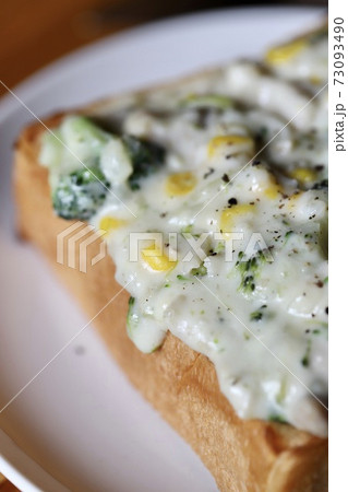 鶏肉とブロッコリーのホワイトソースのトーストアレンジ 鶏肉とブロッコリーのホワイトソースのトーストアレンジ 73093490