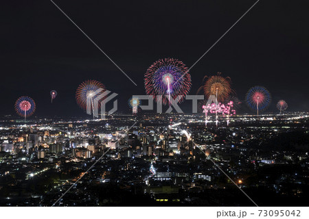 コロナ禍のシークレット花火。花火で日本を元気にする。一斉打ち。 73095042