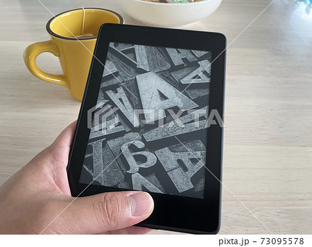 ティータイムのお供は電子書籍 ティータイムのお供は電子書籍 73095578