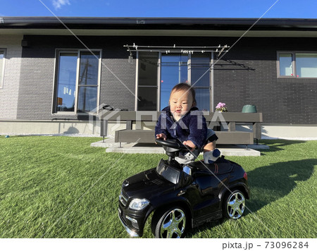 車のおもちゃで庭遊び 車のおもちゃで庭遊び 73096284