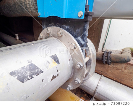 Detail of Knife gate valve flanges with control by servo drived engine 73097220