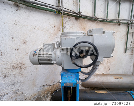 Thin knife gate valve controlled by manual wheel or servo engine. 73097228