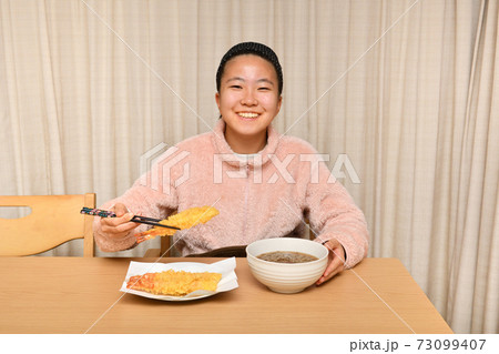 年越し蕎麦を食べる女の子 年越し蕎麦を食べる女の子 73099407