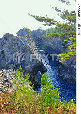 三陸復興国立公園　岩手県大船渡市碁石海岸　雷岩と乱曝谷の間の水道 73099557