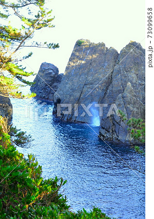 三陸復興国立公園　岩手県大船渡市碁石海岸　潮吹き岩 73099658