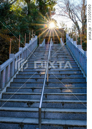 観音堂と光条（縦） 73100560