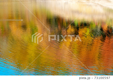 水面に映る秋色のイメージ(恩原湖) 水面に映る秋色のイメージ(恩原湖) 73100597