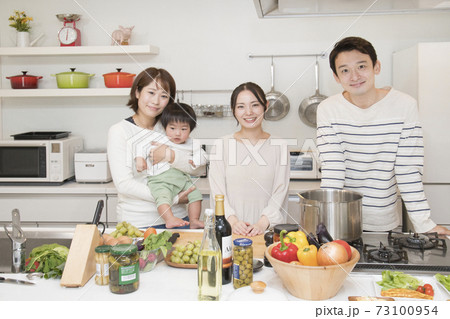 キッチン 夫婦 ママ友 乳児 キッチン 夫婦 ママ友 乳児 73100954