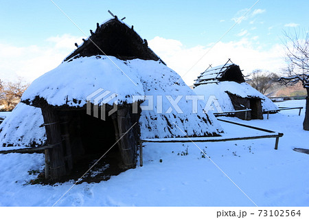 雪の積もった 千曲市森将軍塚古墳館 科野の村 復元住居 雪の積もった 千曲市森将軍塚古墳館 科野の村 復元住居 73102564
