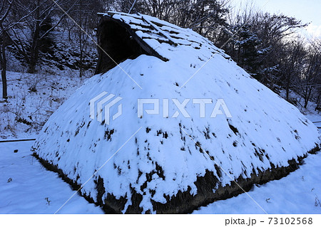 雪の積もった 千曲市森将軍塚古墳館 科野の村 復元住居 雪の積もった 千曲市森将軍塚古墳館 科野の村 復元住居 73102568
