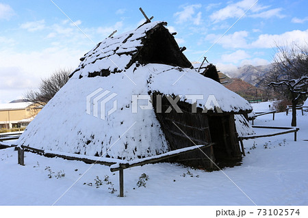 雪の積もった 千曲市森将軍塚古墳館 科野の村 復元住居 雪の積もった 千曲市森将軍塚古墳館 科野の村 復元住居 73102574