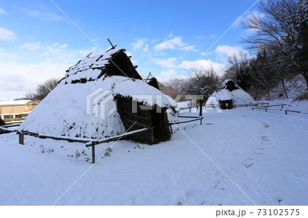 雪の積もった 千曲市森将軍塚古墳館 科野の村 復元住居 雪の積もった 千曲市森将軍塚古墳館 科野の村 復元住居 73102575