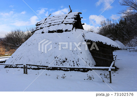 雪の積もった 千曲市森将軍塚古墳館 科野の村 復元住居 雪の積もった 千曲市森将軍塚古墳館 科野の村 復元住居 73102576