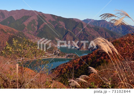 展望だから望む奥多摩湖と周辺の山々の紅葉 73102844