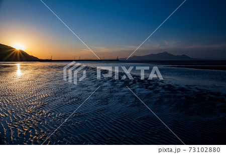 夕暮れの有明海の夕焼けが御輿来海岸の海を染める 夕暮れの有明海の夕焼けが御輿来海岸の海を染める 73102880