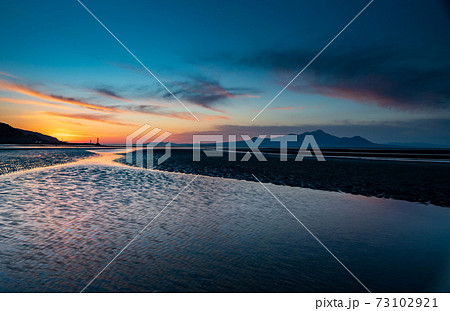 夕暮れの有明海の夕焼けが御輿来海岸の海を染めるの写真素材