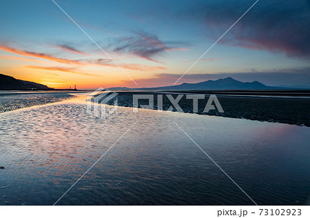 夕暮れの有明海の夕焼けが御輿来海岸の海を染めるの写真素材