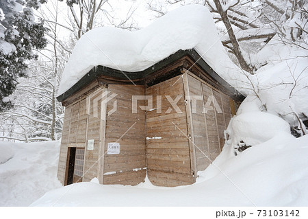 雪囲いをされた、戸隠奥社　九頭竜社 73103142