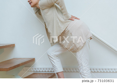 腰痛持ちシニア女性 腰痛持ちシニア女性 73103631