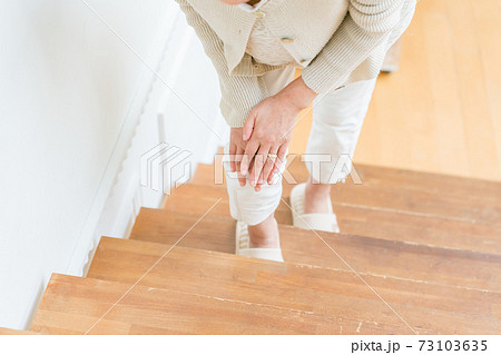 膝が痛い60代女性 73103635