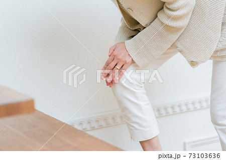 膝が痛い60代女性 73103636