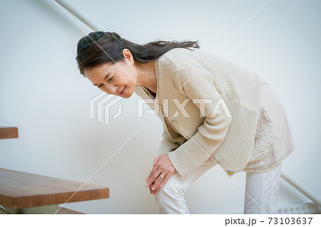 膝が痛い60代女性 膝が痛い60代女性 73103637