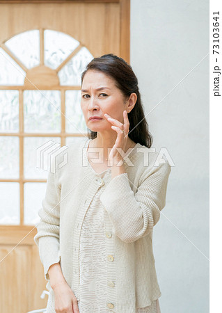 ハイミセスの肌の悩み 73103641