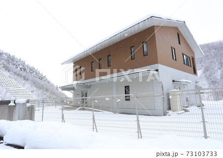 真冬　雪の積もった、浅川ダム 73103733