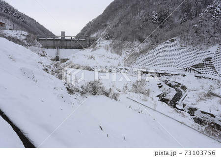 真冬　雪の積もった、浅川ダム 73103756