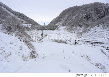 真冬　雪の積もった、浅川ダム 73103757