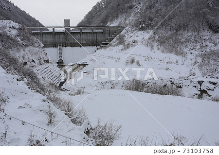真冬　雪の積もった、浅川ダム 73103758