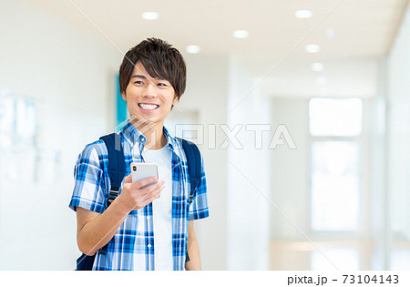 スマホを見る大学生 撮影協力:中央工学校附属日本語学校 スマホを見る大学生 撮影協力:中央工学校附属日本語学校 73104143