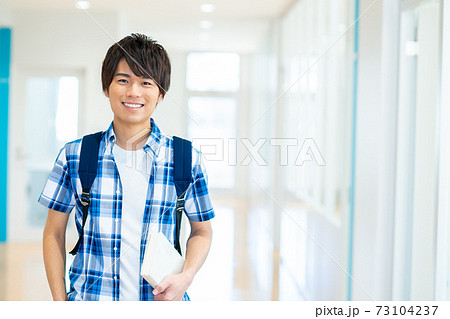 校内を歩く若い大学生の男性　撮影協力：中央工学校附属日本語学校 73104237