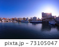穏やかな朝の港 73105047
