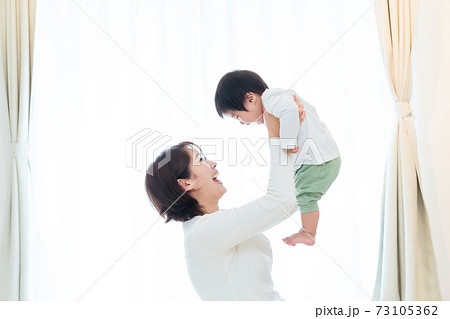 高い高いするママと赤ちゃんの写真素材