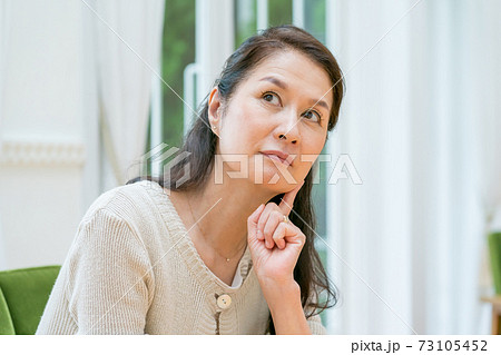 60代女性の物忘れ 73105452