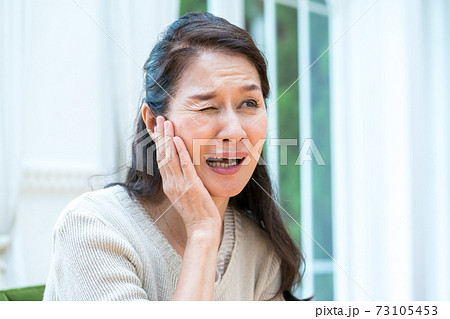60代女性の歯痛 60代女性の歯痛 73105453