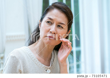 顔の老化 73105471