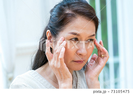 60代女性の目尻の悩み 73105475