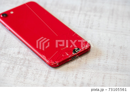 破損したスマホ 73105561