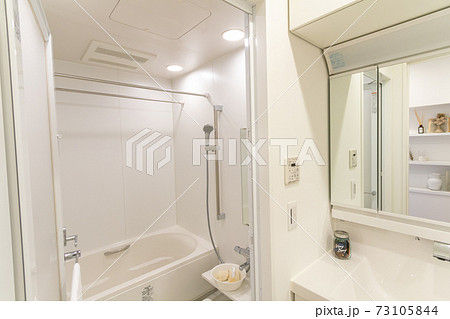 新築マンションのきれいなバスルームと洗面台 73105844