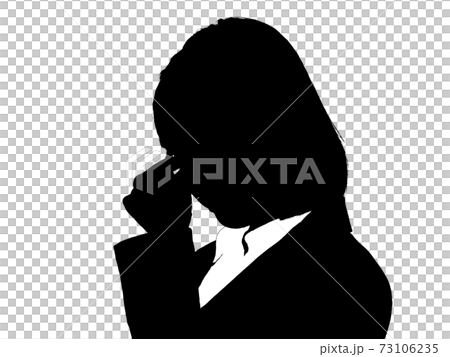 疲れ目の女性ビジネスマンシルエット 73106235