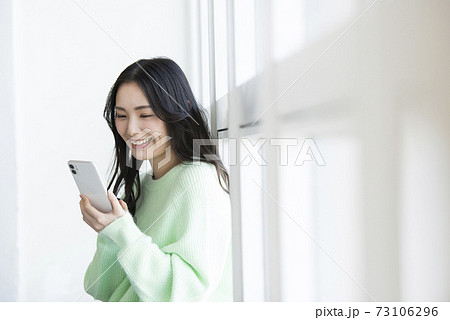 若い女性　スマホ　検索 73106296