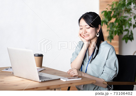 歯が痛いビジネスウーマン 73106402