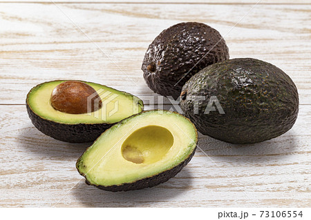 白い板の上に置いたアボカド 73106554