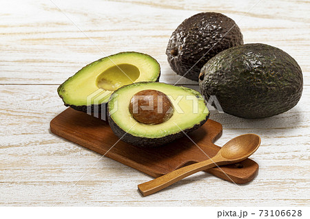 白い板と木製ミニプレートの上に置いたアボカド 白い板と木製ミニプレートの上に置いたアボカド 73106628