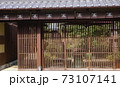 街並み、格子戸ある建物お茶屋さん。 73107141