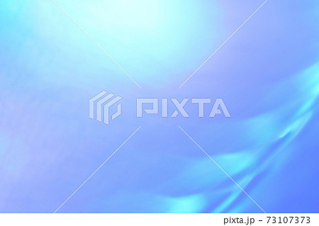 青色系の抽象的背景　光が照らす 73107373